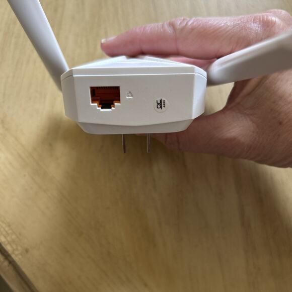 Tri Five Wi-Fi Dual-Band Range Extender 5GHZ and 2.4GHZ Model SW-02 - Picture 7 of 7